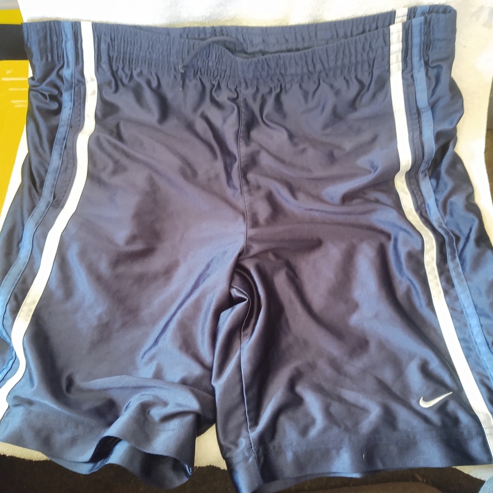 🚨Nike men's athletic shorts size M (T8)